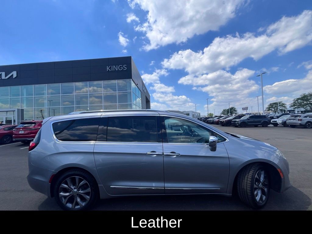 Used 2019 Chrysler Pacifica Limited w/ Tire & Wheel Group FWD image 2