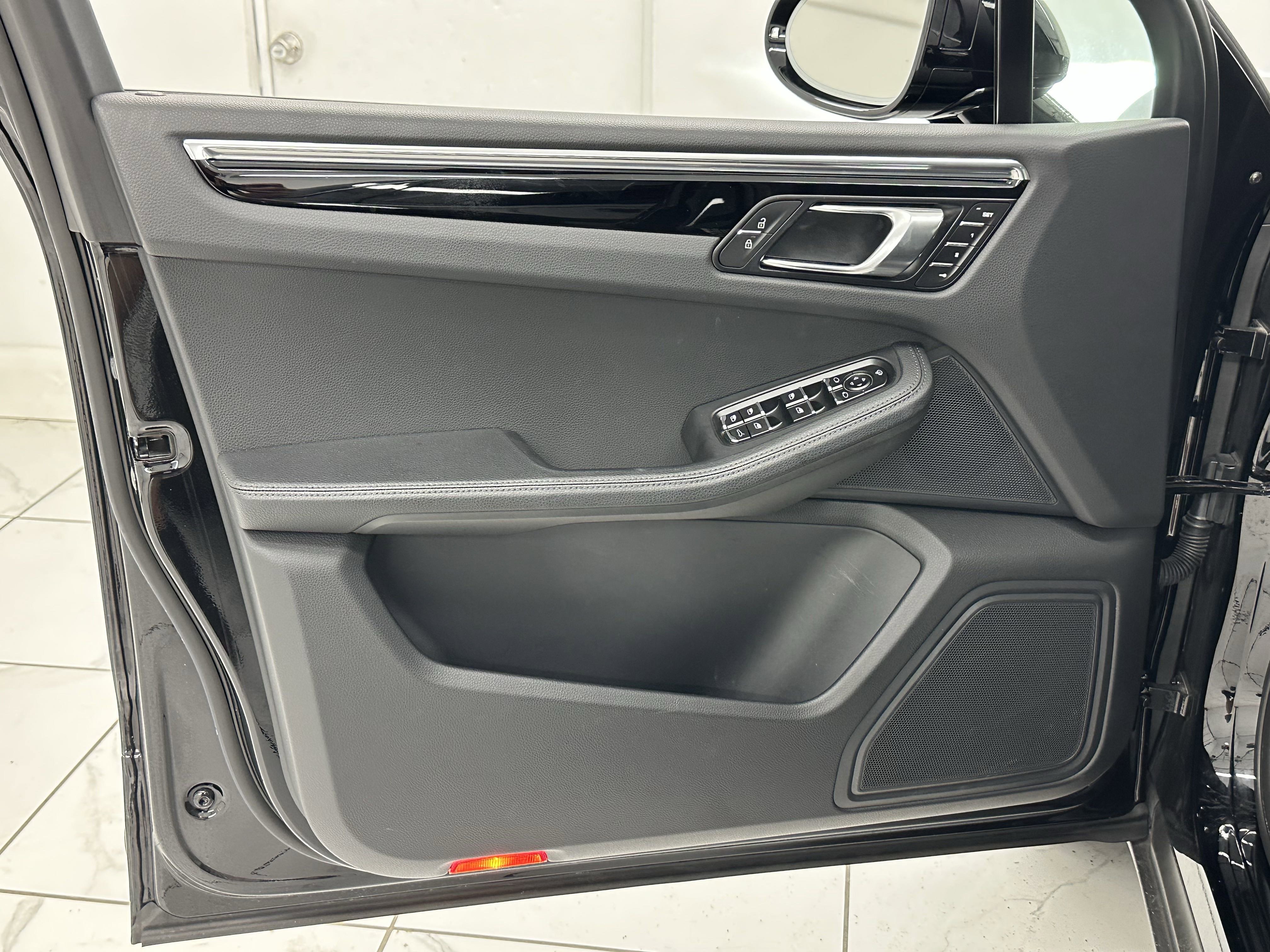 Certified 2025 Porsche Macan image 27