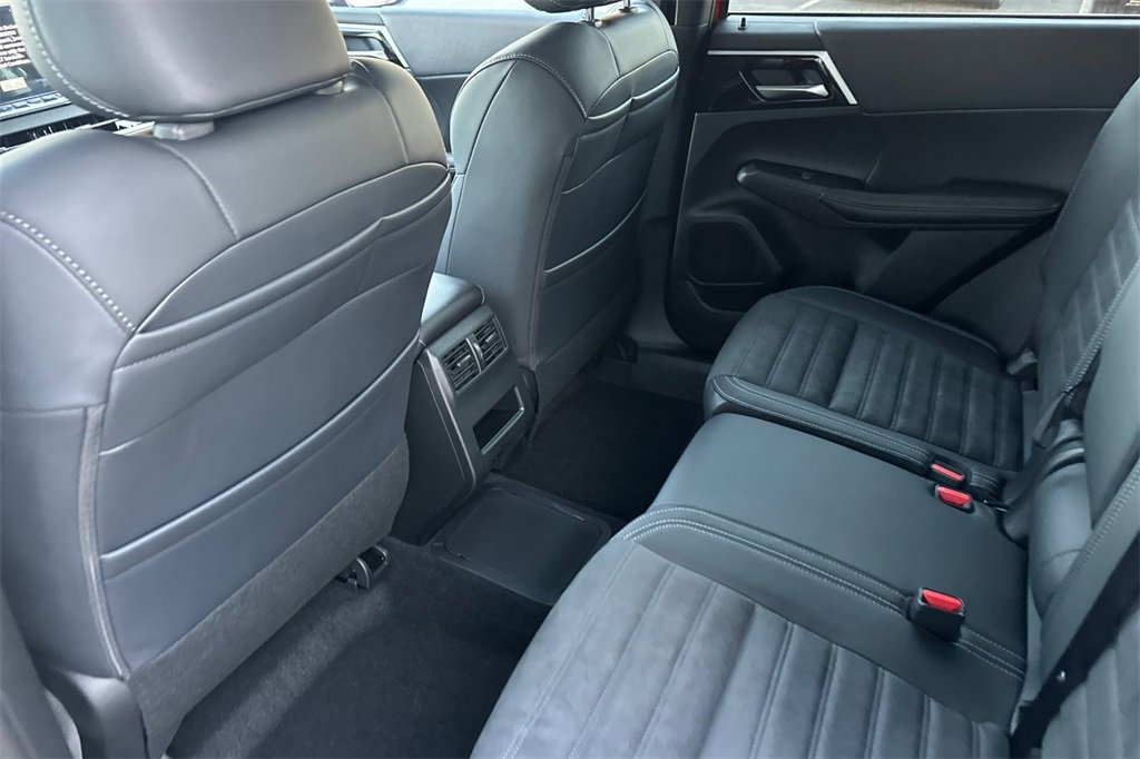 New 2025 Mitsubishi Outlander SE image 13
