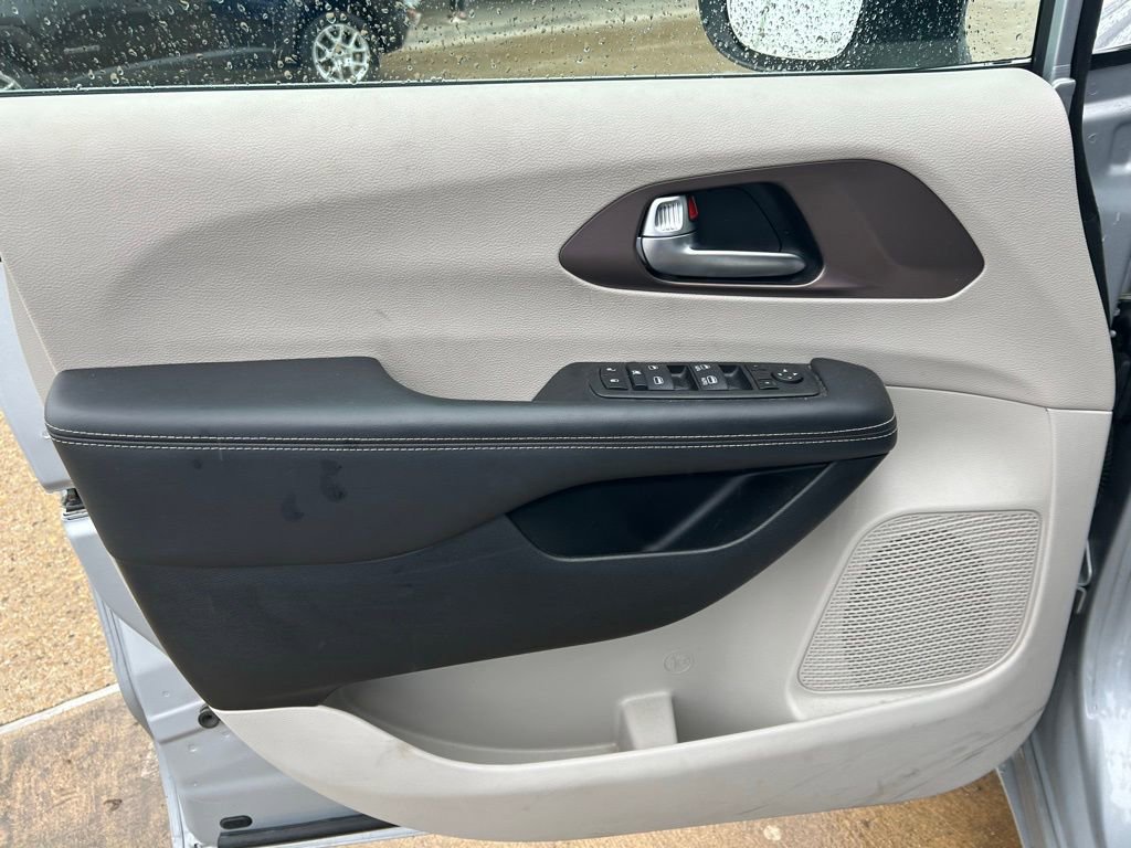 Used 2023 Chrysler Voyager LX image 9