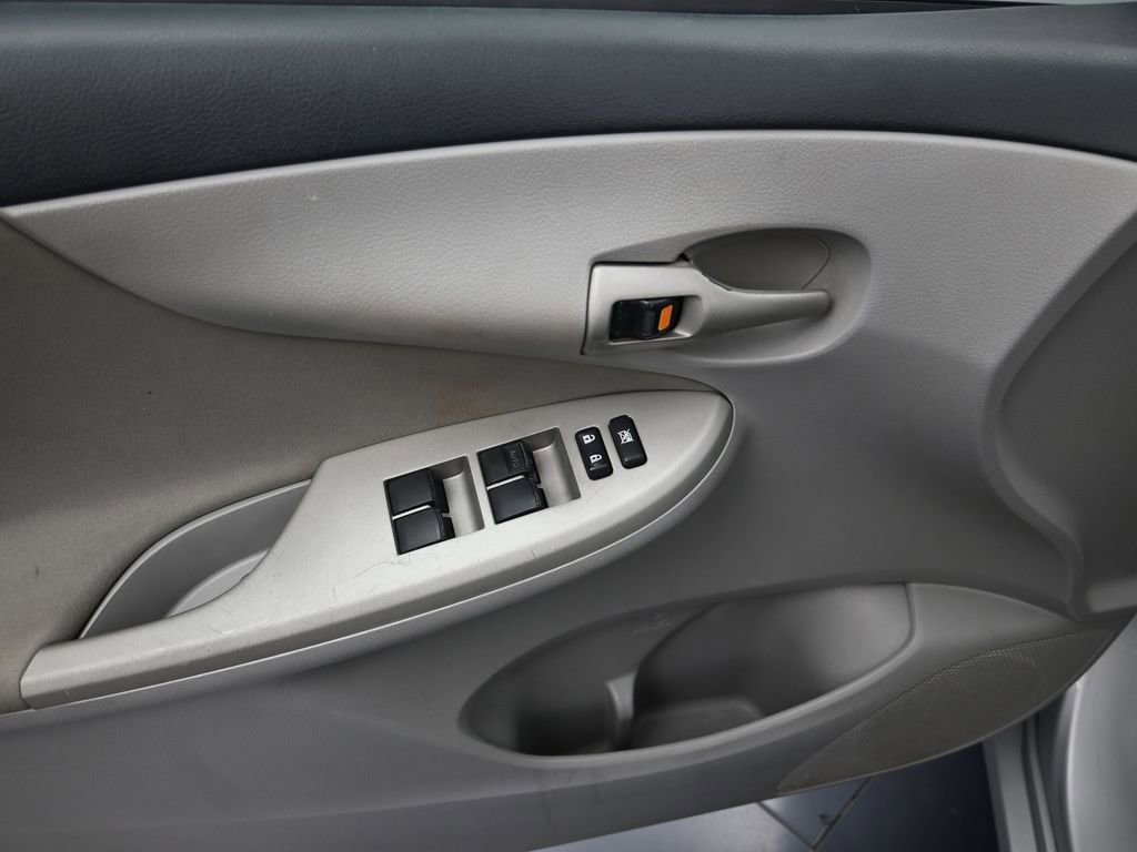 Used 2013 Toyota Corolla LE FWD image 11