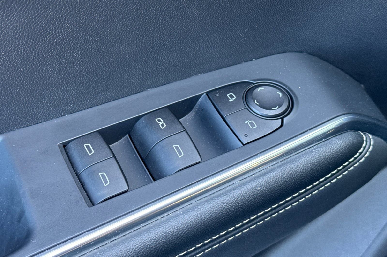 Used 2025 GMC Acadia Elevation image 11