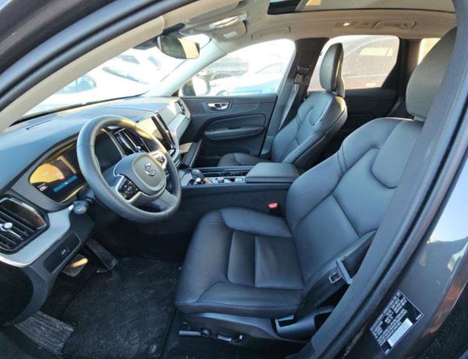Certified 2025 Volvo XC60 B5 Plus image 2