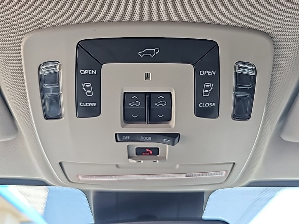 Used 2021 Toyota Sienna Limited image 25