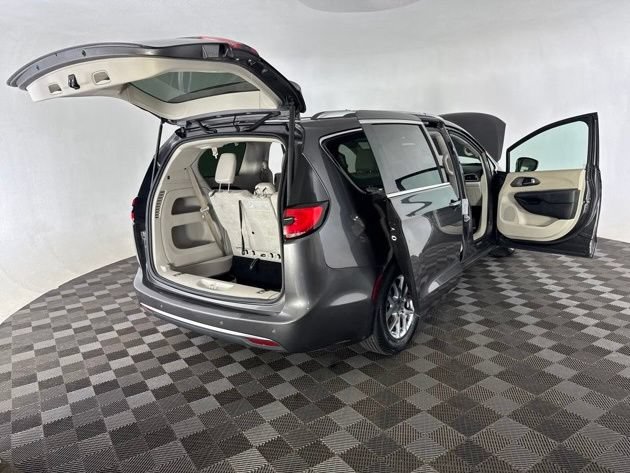 Used 2021 Chrysler Pacifica Touring-L FWD image 16