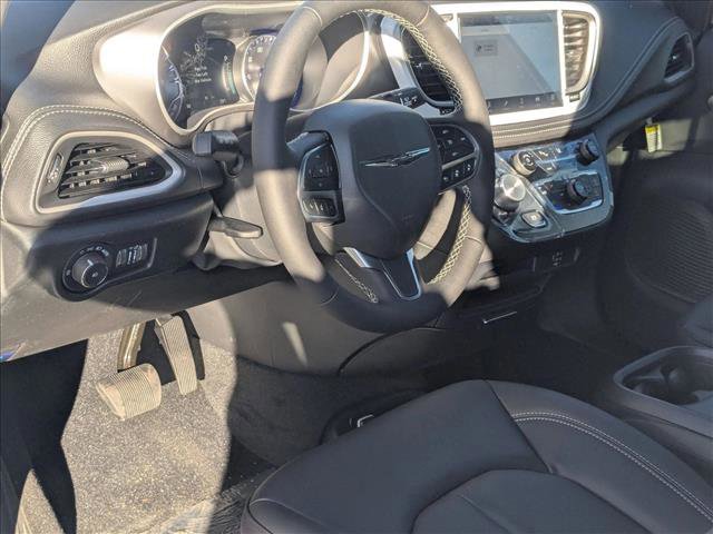 New 2026 Chrysler Pacifica Select image 3