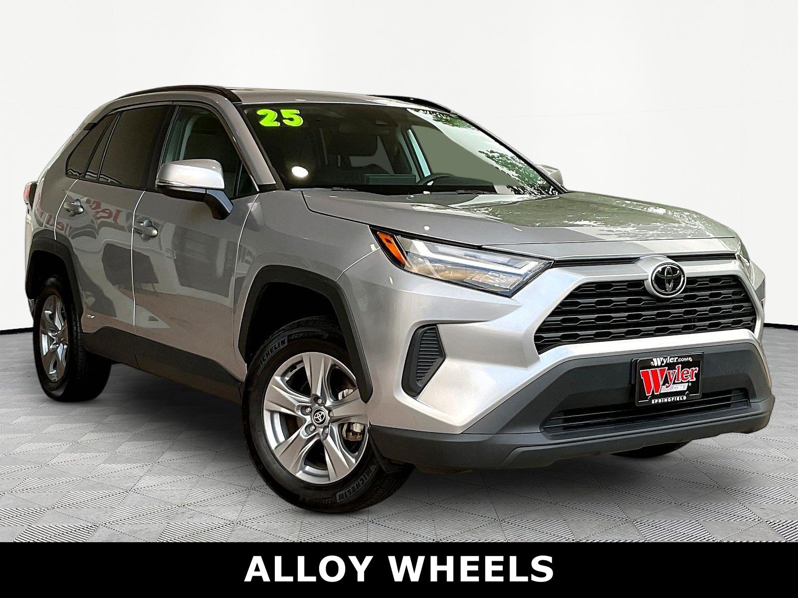 Used 2025 Toyota RAV4 XLE AWD/4WD image 3