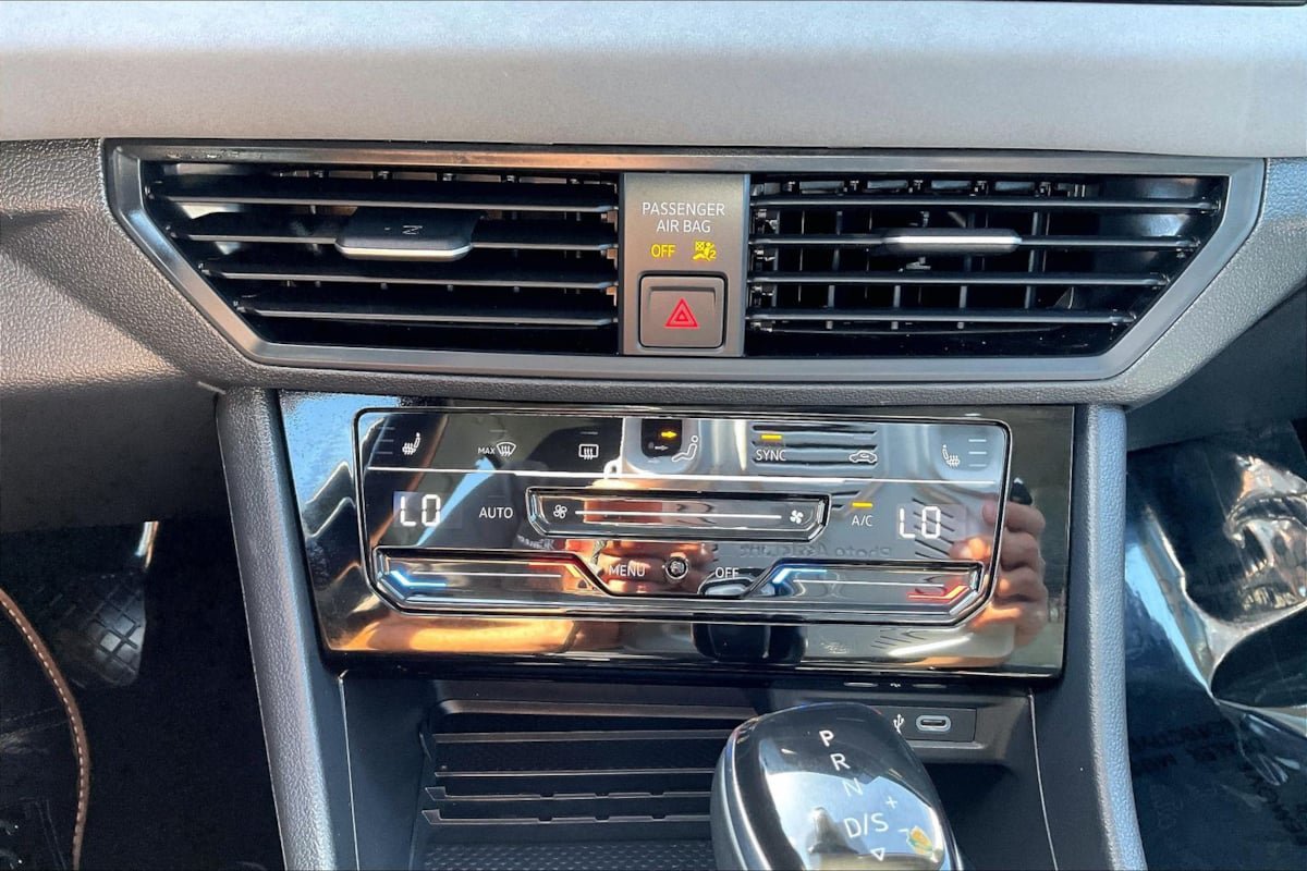 Used 2025 Volkswagen Jetta SE FWD image 26