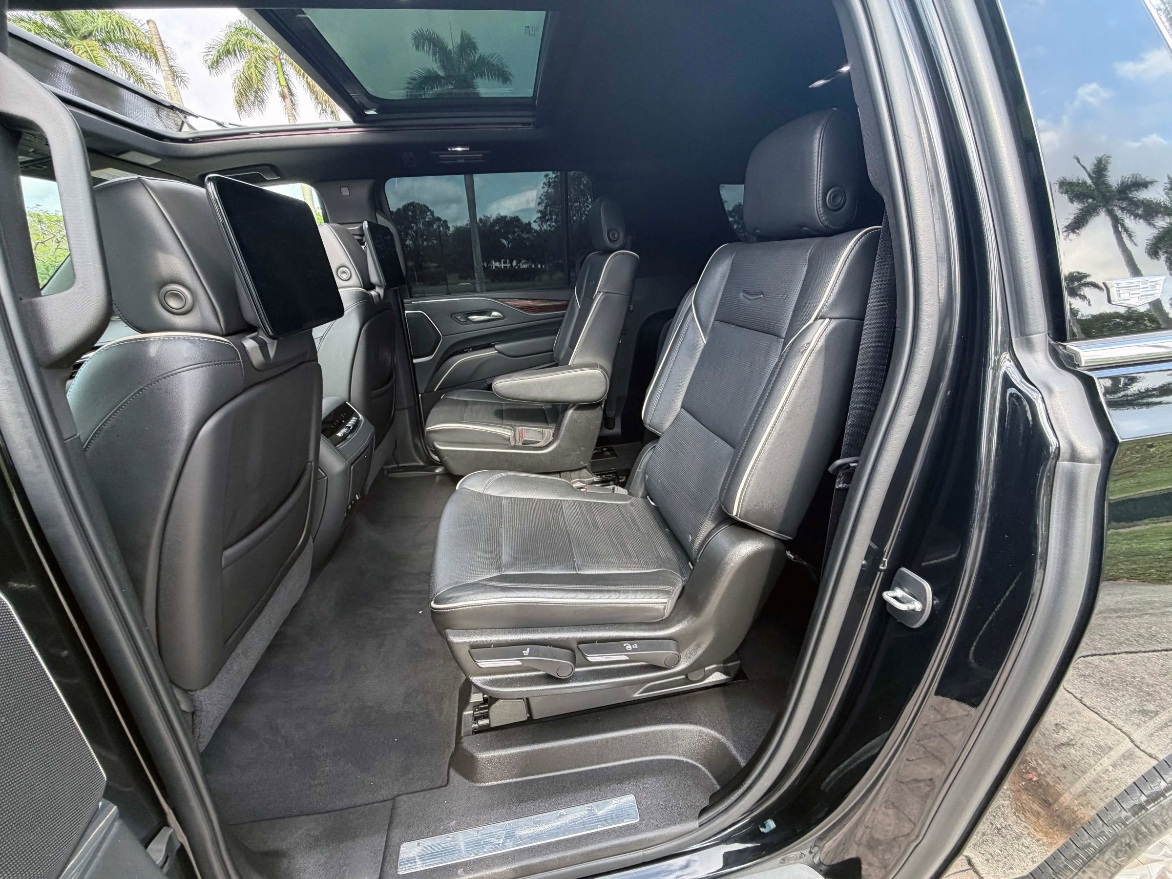 Used 2021 Cadillac Escalade ESV Premium Luxury w/ Performance Package RWD image 11