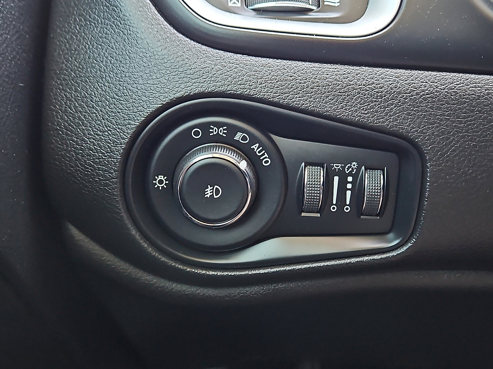 Used 2018 Jeep Renegade Latitude w/ UConnect 8.4 Nav Group image 20