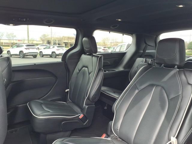 Used 2025 Chrysler Pacifica Limited FWD image 6