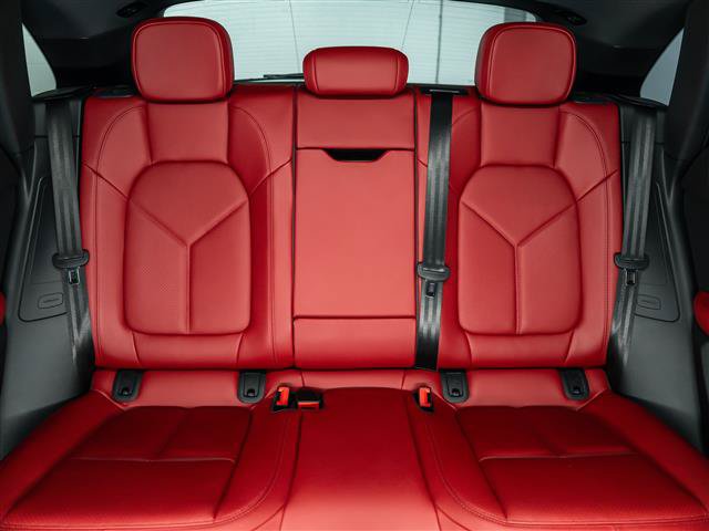 Certified 2025 Porsche Macan AWD/4WD image 30