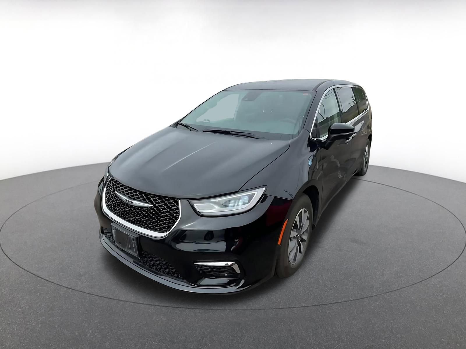 Used 2023 Chrysler Pacifica Touring-L image 7