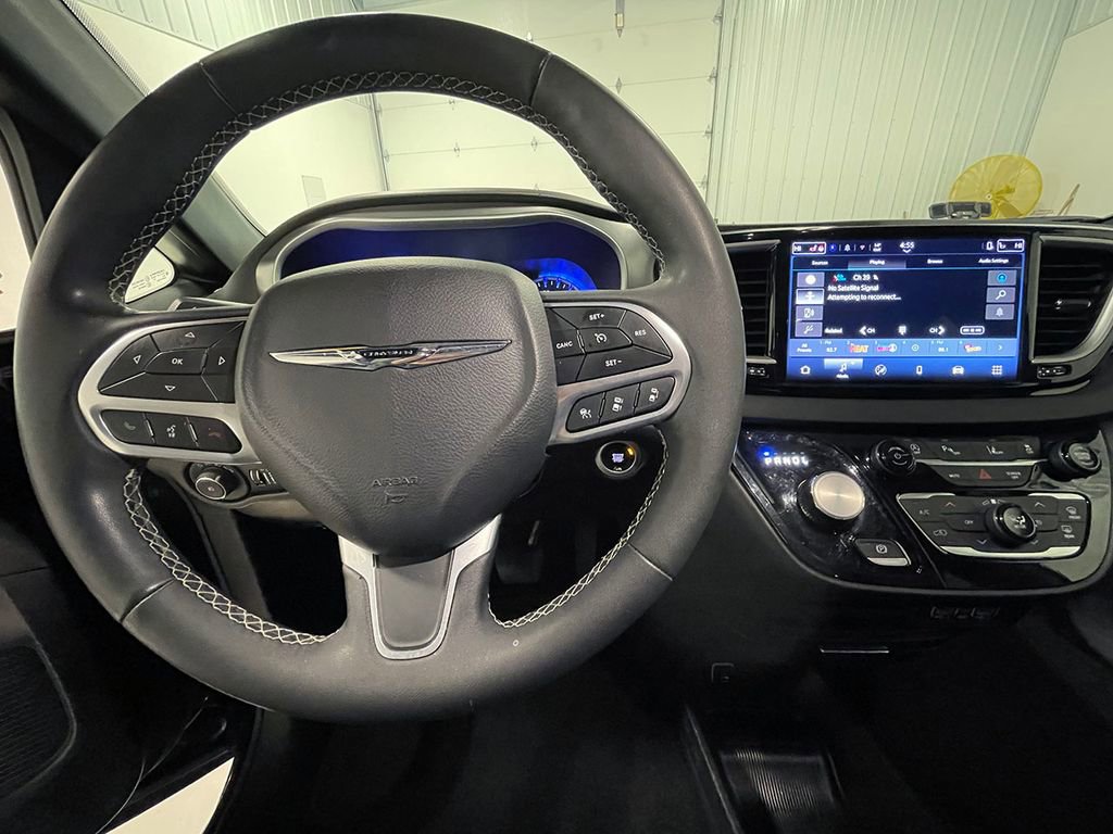 Used 2025 Chrysler Pacifica Select image 37