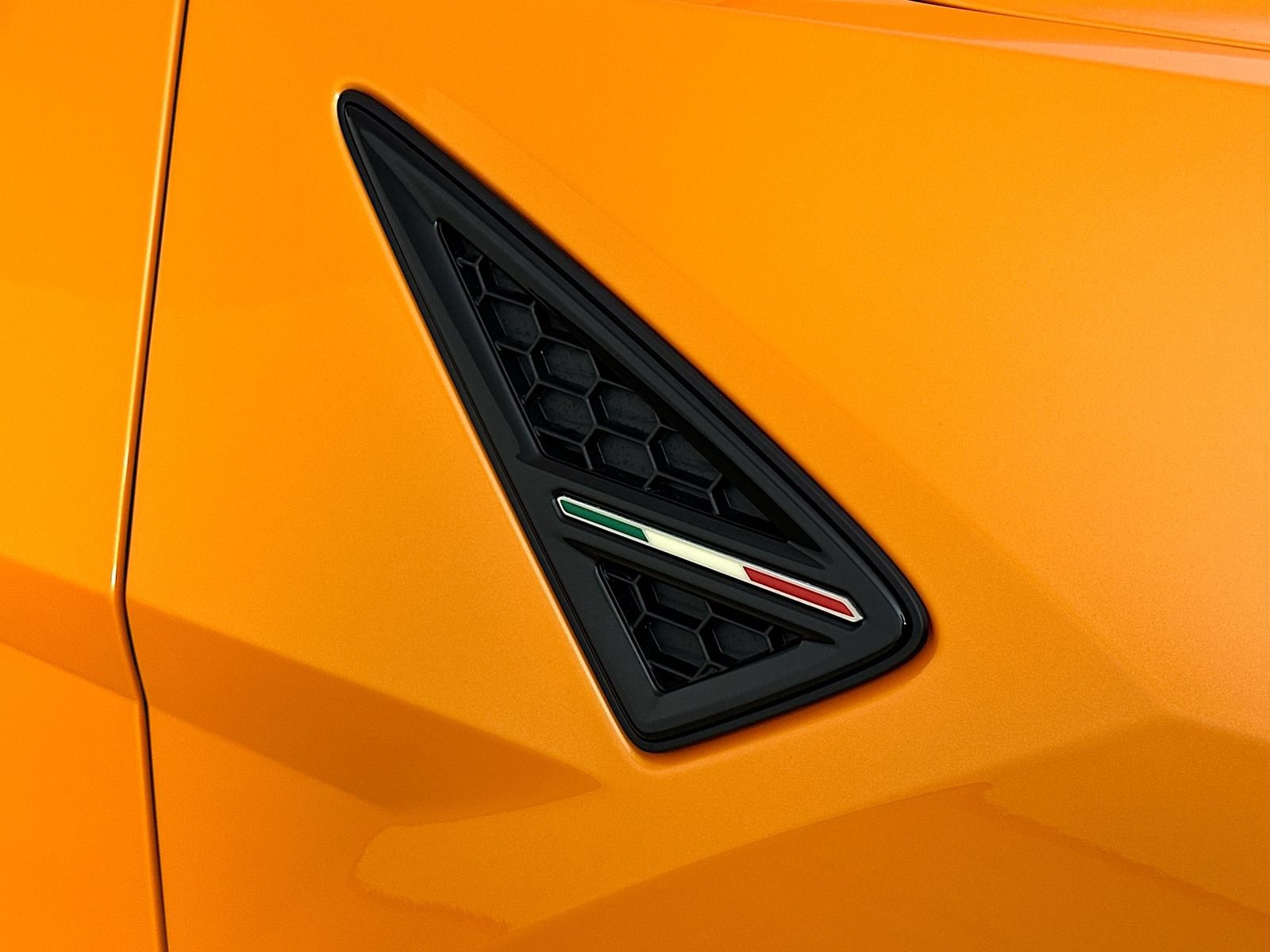 Used 2025 Lamborghini Urus SE AWD/4WD image 9