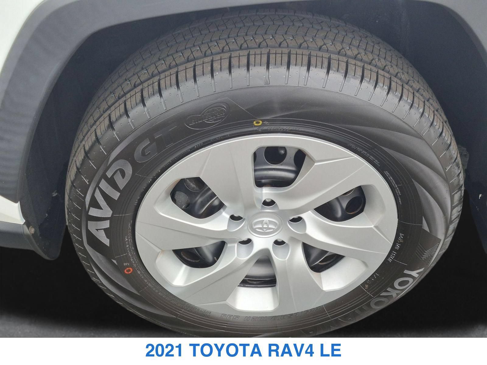 Used 2021 Toyota RAV4 LE w/ Carpet Mat Package (TMS) AWD/4WD image 28