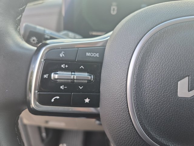 Used 2025 Kia Carnival FWD image 18