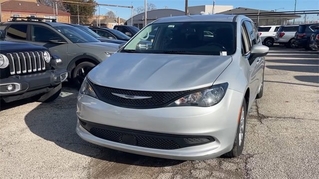 Used 2022 Chrysler Voyager LX image 8