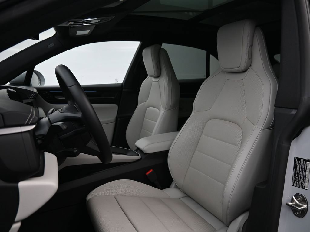 Certified 2025 Porsche Macan Electric image 5