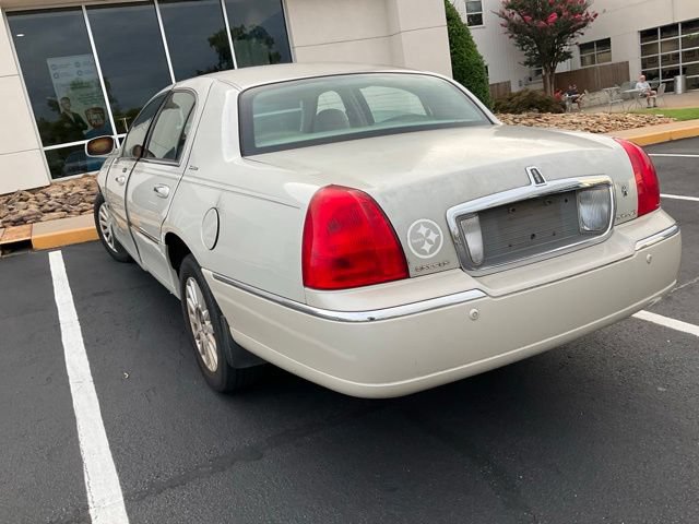 Used 2005 Lincoln Town Car Signature RWD image 7