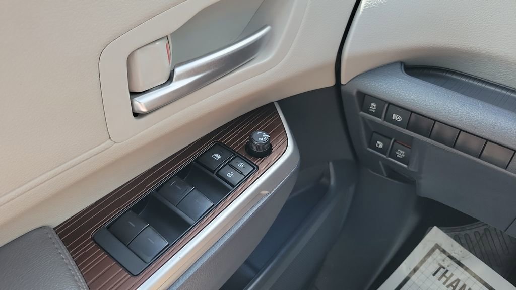 Certified 2024 Toyota Sienna XLE FWD image 21