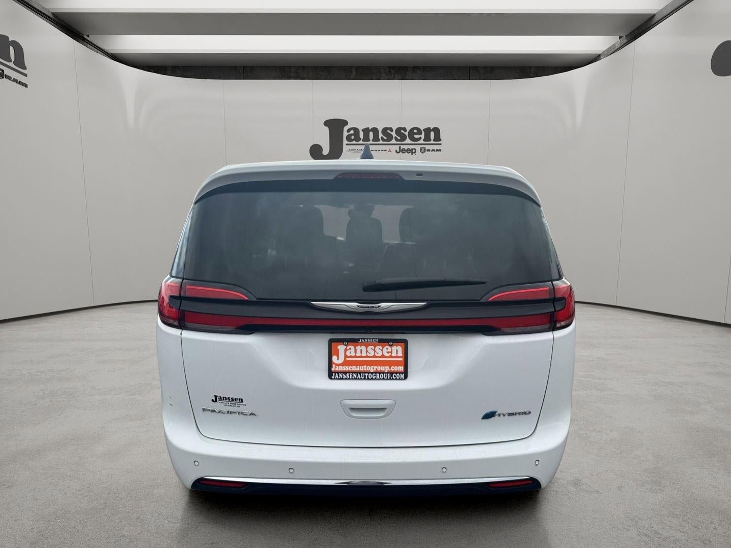 Used 2024 Chrysler Pacifica Select FWD image 3