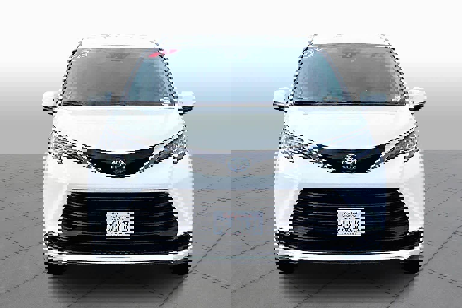 Certified 2023 Toyota Sienna LE image 3