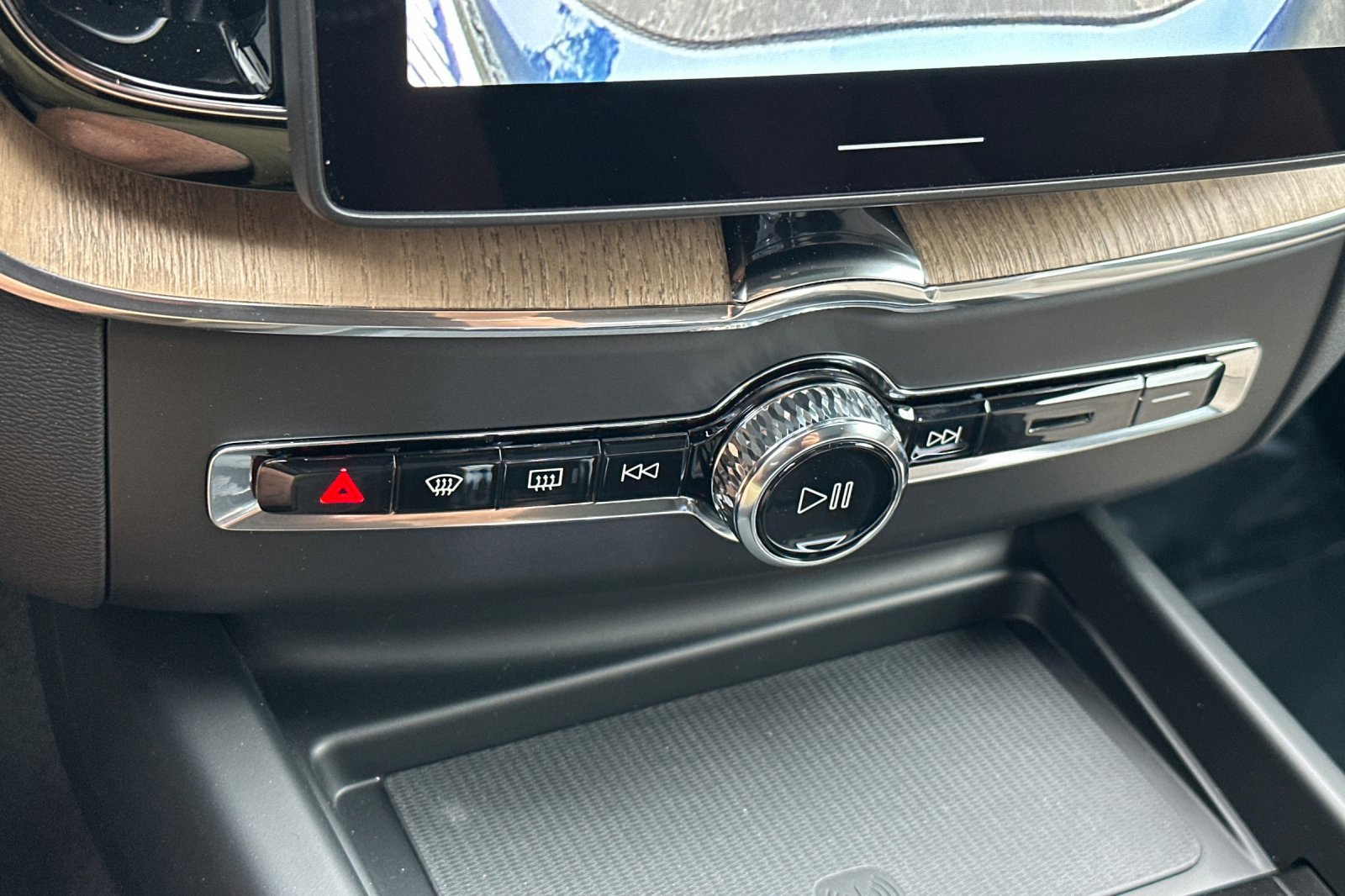 New 2026 Volvo XC60 T8 Plus w/ Climate Package image 18