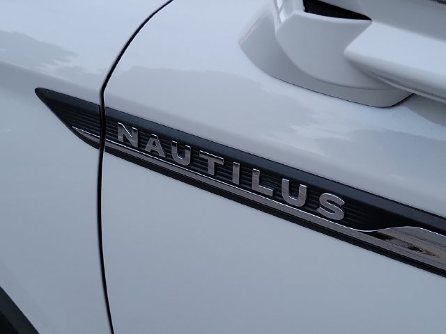 Used 2022 Lincoln Nautilus FWD w/ Premium Package image 7