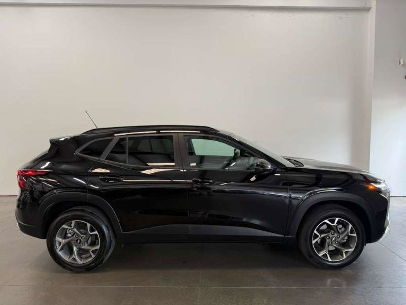 Used 2025 Chevrolet Trax LT w/ LT Convenience Package FWD image 4