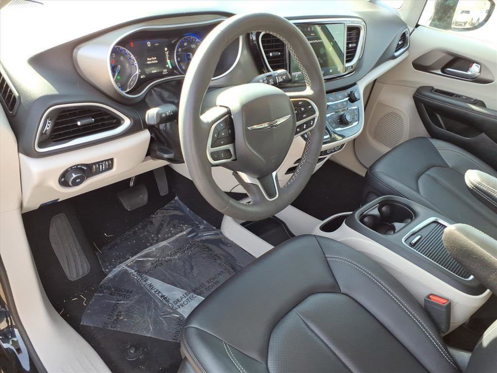 Used 2024 Chrysler Pacifica Touring-L image 12