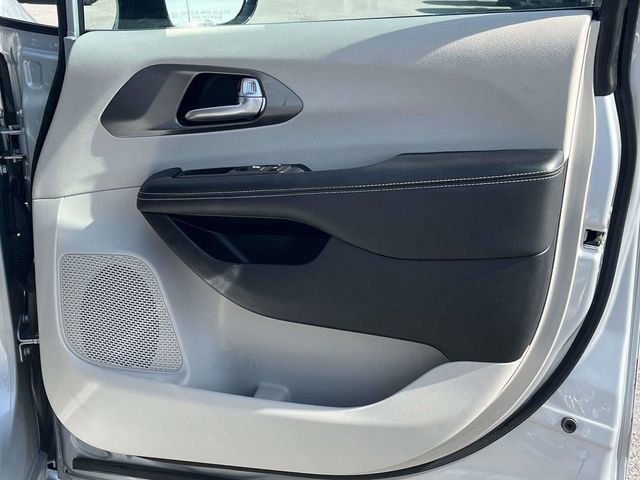 Used 2024 Chrysler Pacifica Touring-L image 25