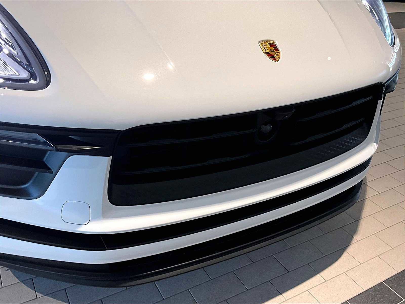 Used 2025 Porsche Macan image 33