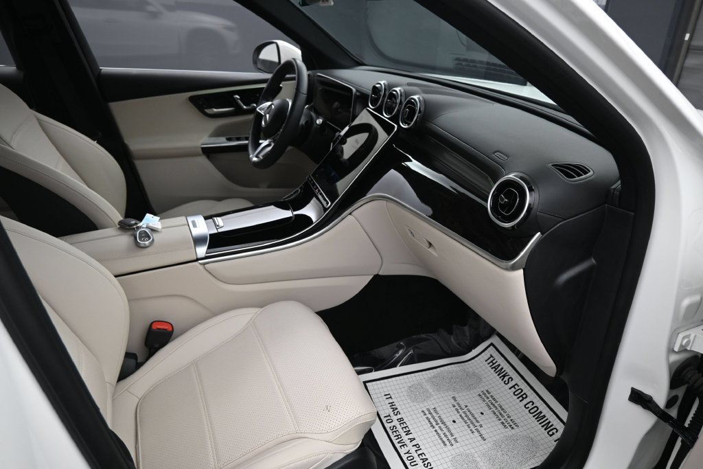 Used 2025 Mercedes-Benz GLC 300 4MATIC image 31