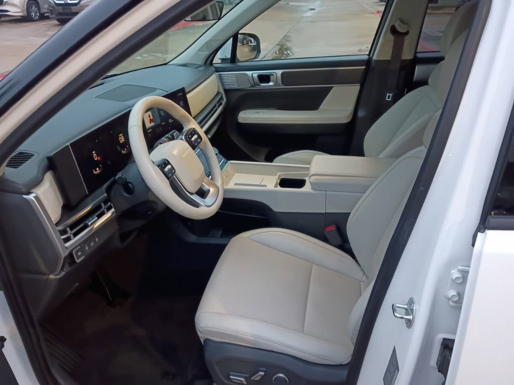 Used 2025 Hyundai Santa Fe SEL FWD image 4