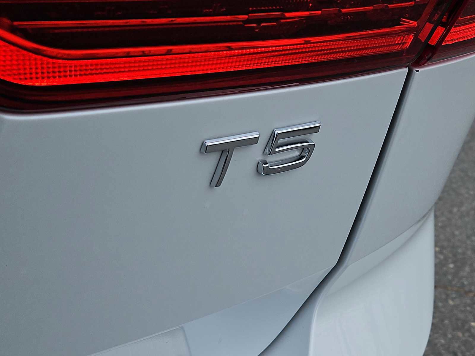 Used 2021 Volvo XC60 T5 Inscription w/ Protection Package Premier image 12