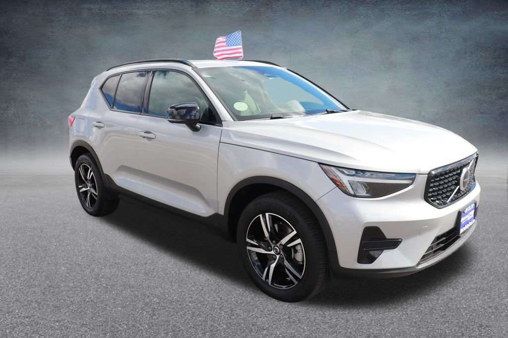 Used 2024 Volvo XC40 B5 Core