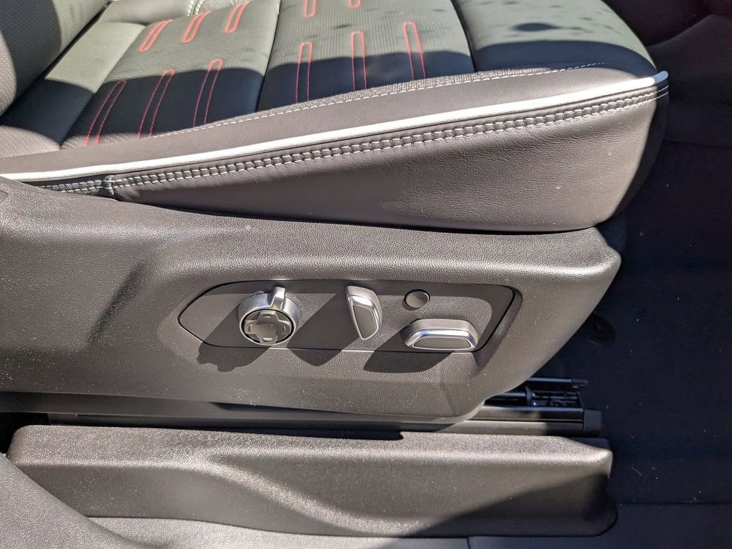 Certified 2025 GMC Yukon XL AT4 Ultimate w/ LPO, Floor Liner Package AWD/4WD image 34