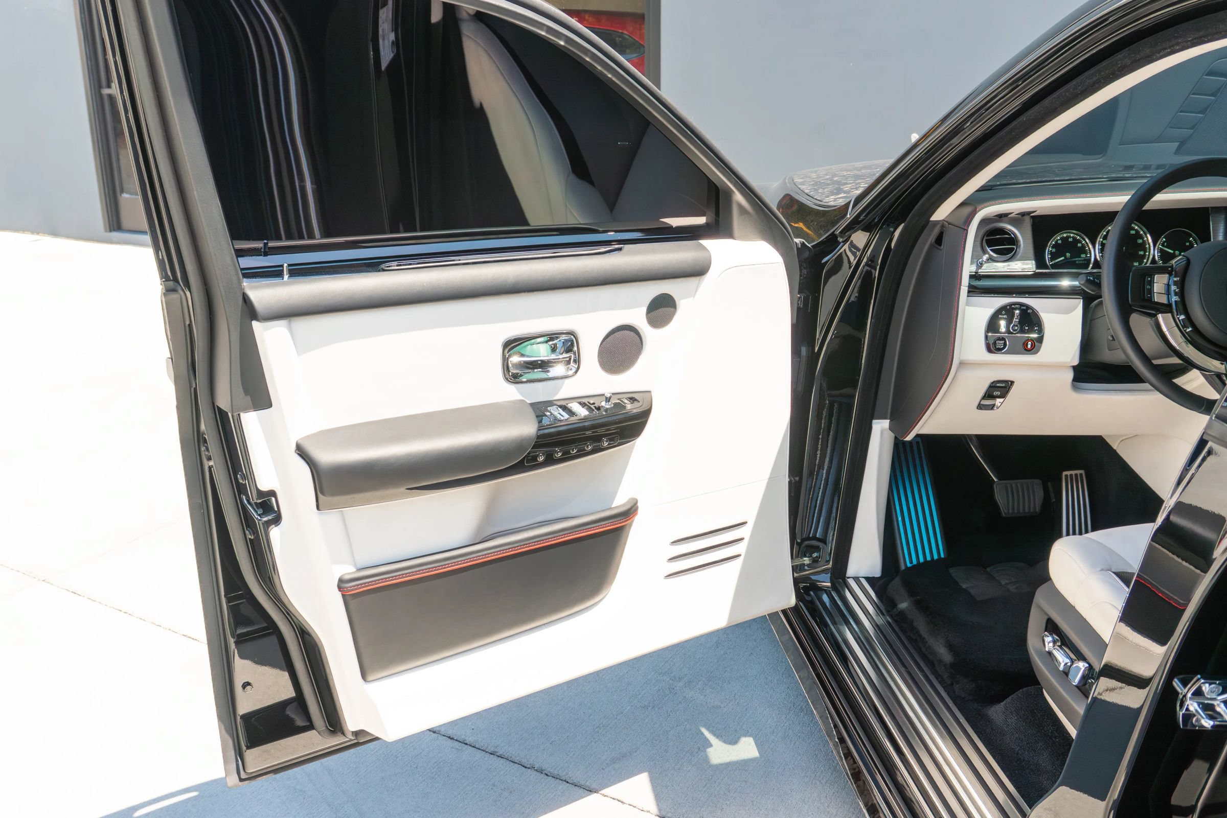 Used 2024 Rolls-Royce Phantom Sedan w/ The Phantom Package RWD image 91