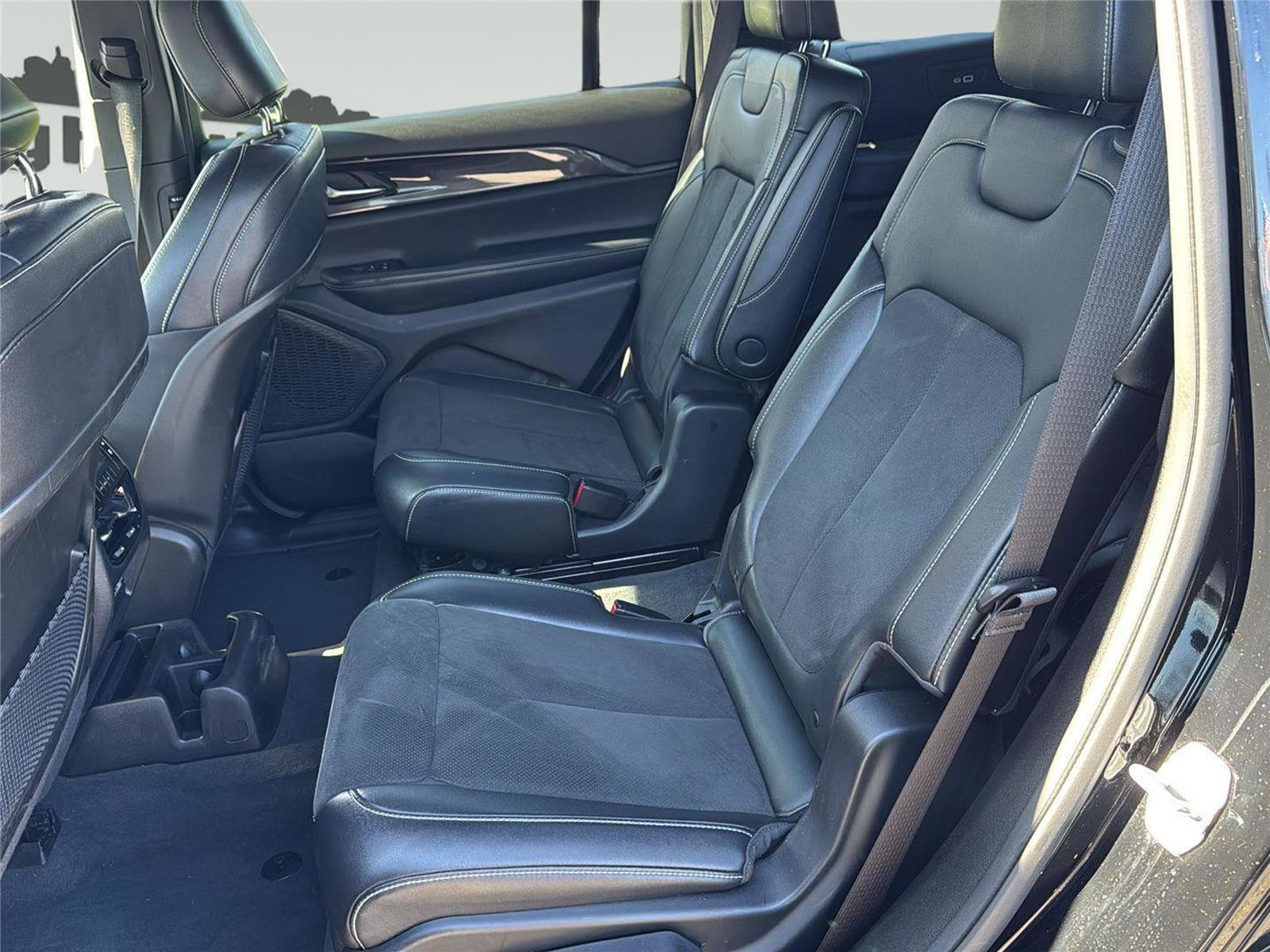 Used 2023 Jeep Grand Cherokee L Laredo image 26