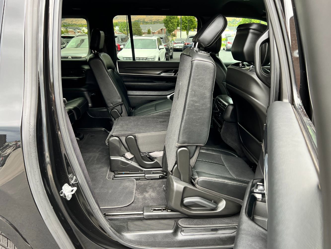 Used 2023 Jeep Wagoneer L Series II image 31