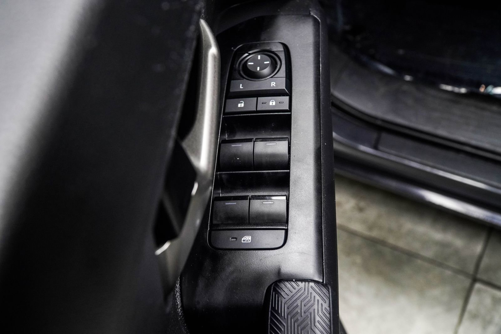 Used 2025 Toyota Tacoma TRD Sport AWD/4WD image 31