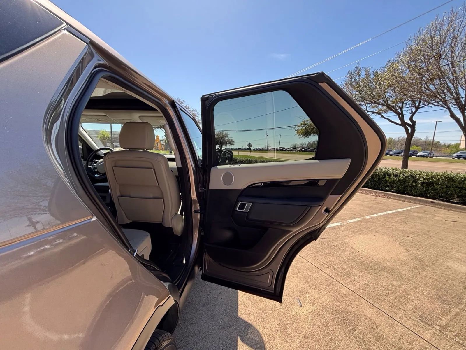 Used 2017 Land Rover Discovery SE AWD/4WD image 19