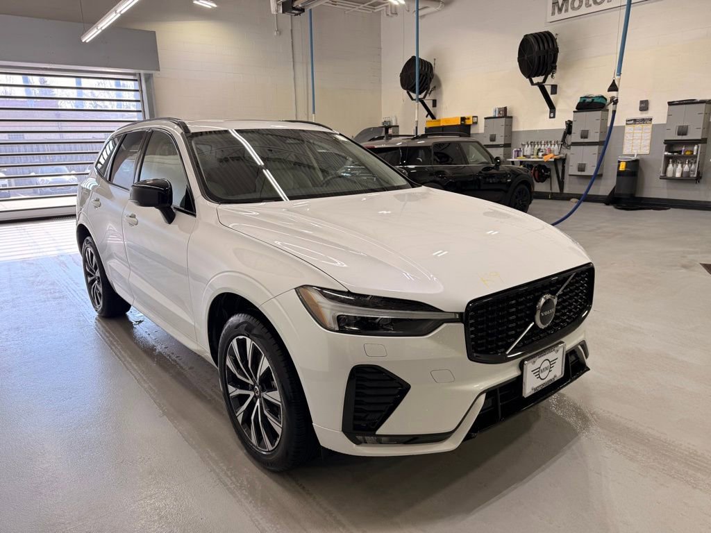 Used 2025 Volvo XC60 B5 Core w/ Climate Package image 7