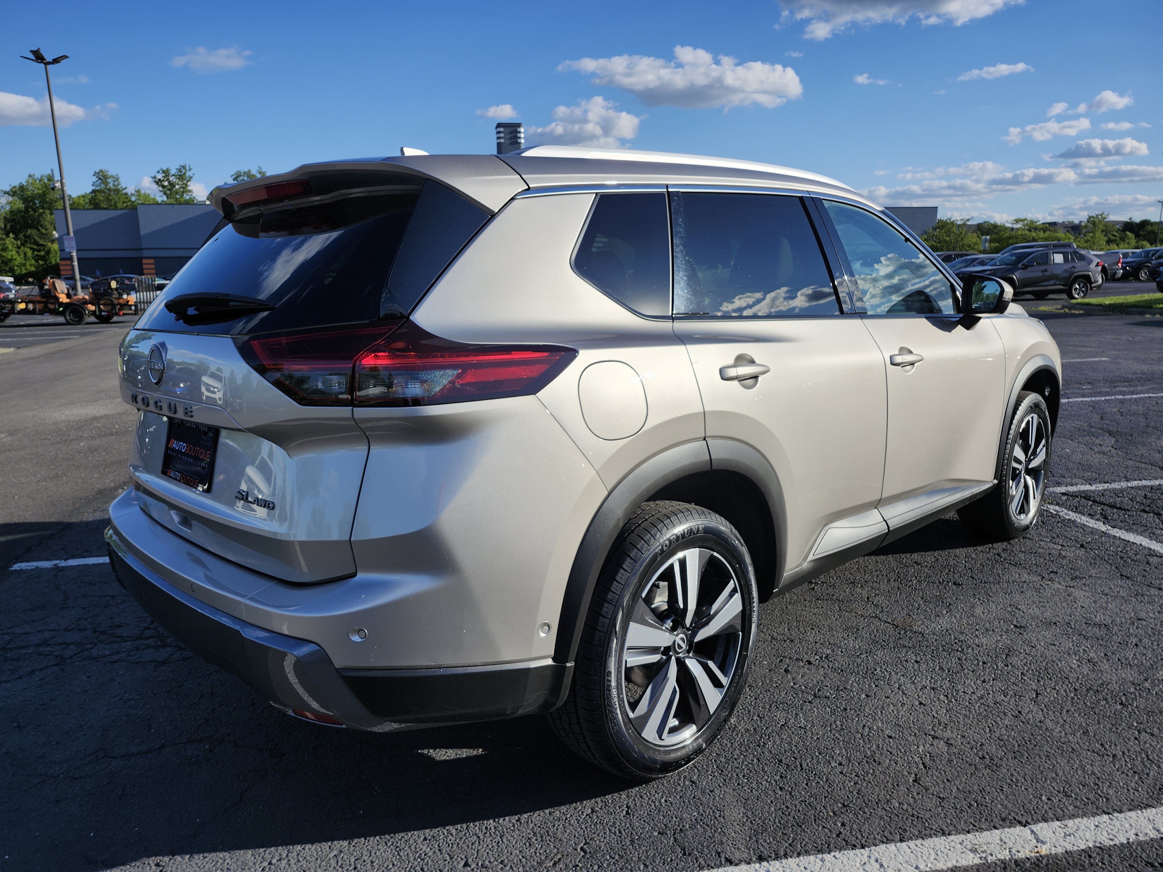 Used 2024 Nissan Rogue SL AWD/4WD image 11