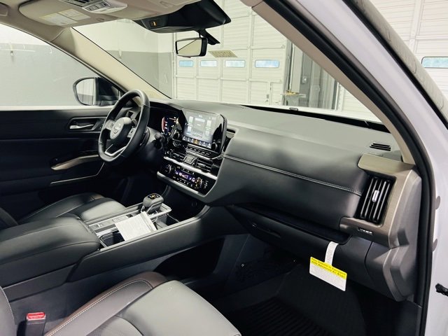 New 2025 Nissan Pathfinder Platinum image 36