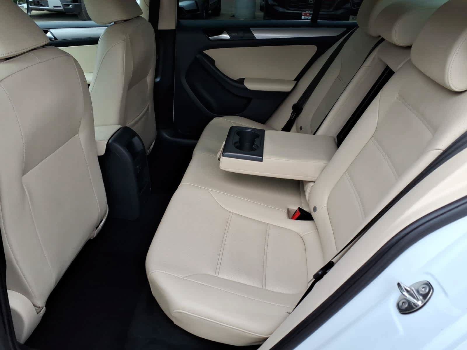 Used 2018 Volkswagen Jetta SE FWD image 2
