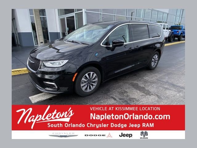 Used 2023 Chrysler Pacifica Touring-L image 1