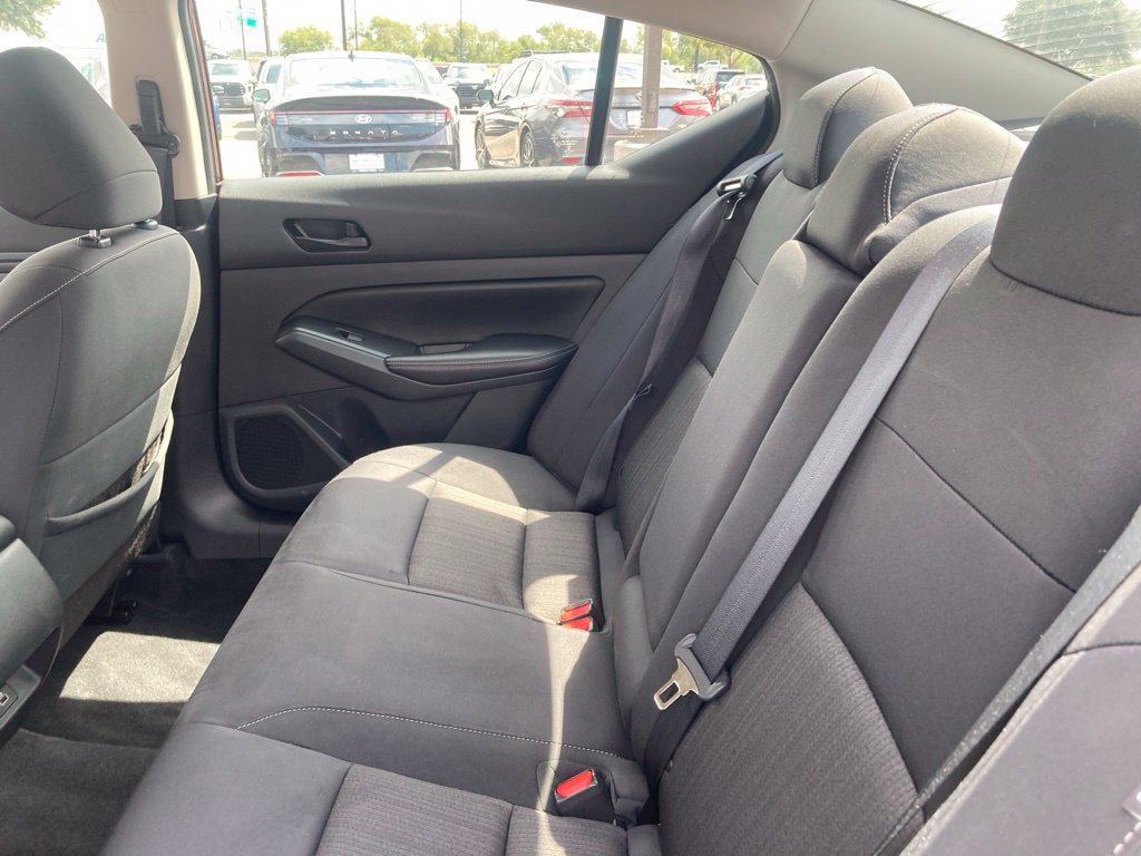 Used 2025 Nissan Altima 2.5 SV FWD image 11