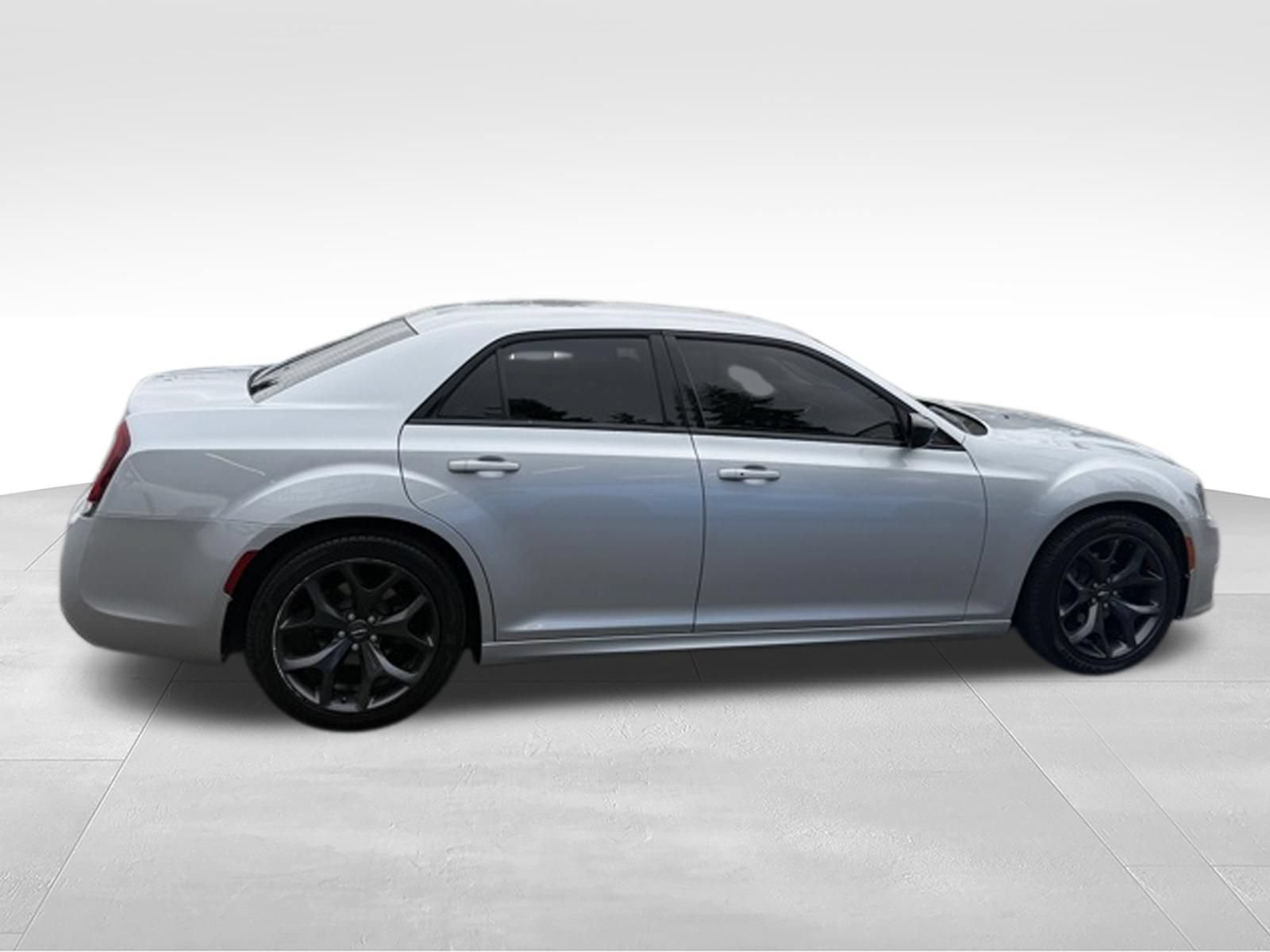 Used 2020 Chrysler 300 Touring L w/ Quick Order Package 2EF RWD image 4